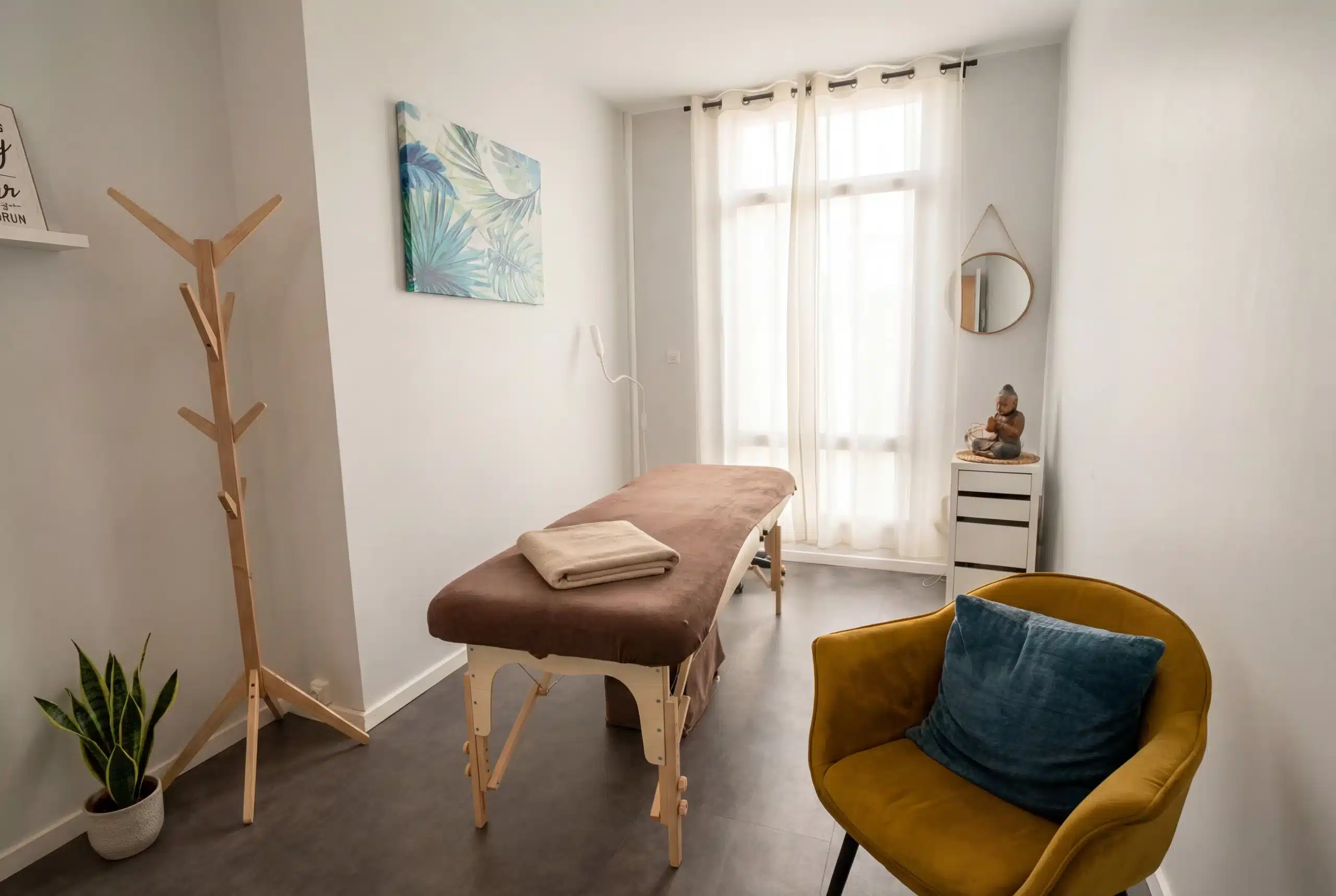 Cabinet de massage avec table de massage inclue, mobilier design et pièce lumineuse